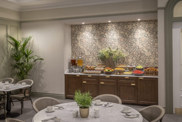 Metropole Hotel Executive King Room with 3 Nights Bed & Breakfast & Evening Rooftop Food Culture Bus Tour